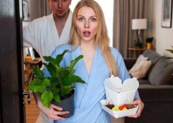 Год не звала к себе из-за “ремонта”, а я приехала без звонка — дверь открыл мой муж в её халате